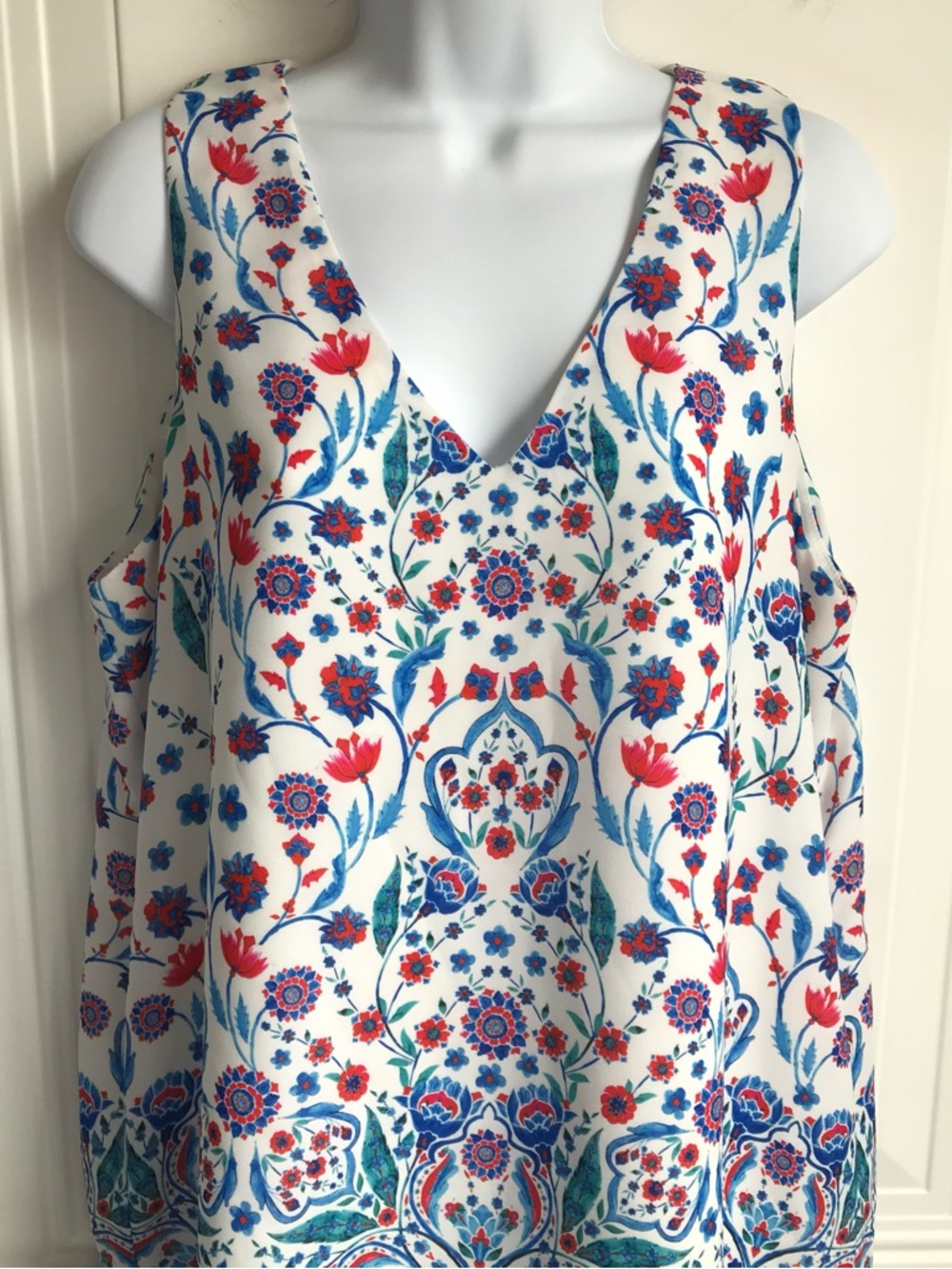🔴 4/$15 Adrienne Vittadini Women’s L White Red Blue Floral V-Neck Tank Top EUC - Picture 8 of 14